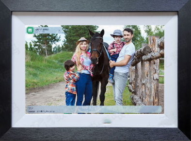 Electronic digital photo album displayer