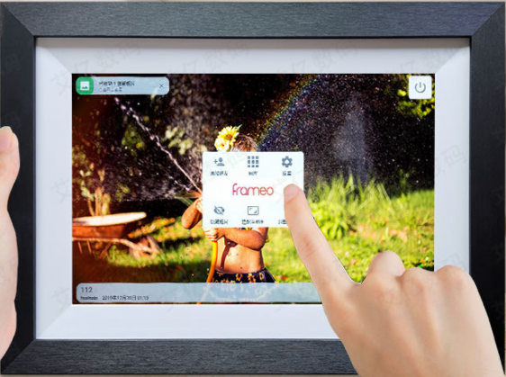 Electronic digital photo album displayer